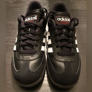 NWT BOYS Adidas Sambas size 4.5.